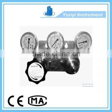 Gas cylinders switching regulator