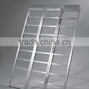 Tri-fold aluminum loading ramp