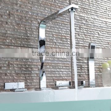 Chrome Finished Hot and Cold Functional Bathtub Mounted Faucet