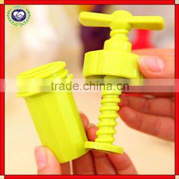 Garlic Press Peeler Crusher Presser Twist Kitchen Helper Gadget Cutter Hand Tool photo-2