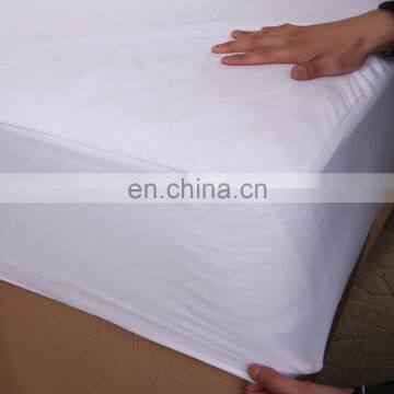 White Waterproof Cold Resistant Coral Fleece Mattress Protector