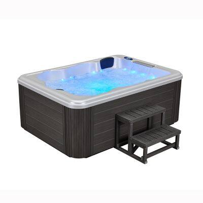 Bañera de masaje BelizeWhirlpool para el baño. El sistema de circulación integrado mantiene el agua en movimiento.