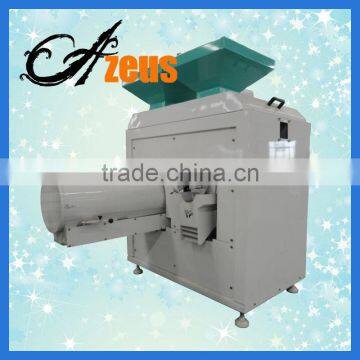 Maize crushing machine with peeling function