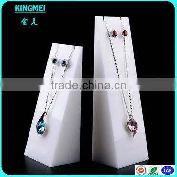 Fashion design elegant counter top white perspex jewelry display stand for necklace acrylic bracelet display cube