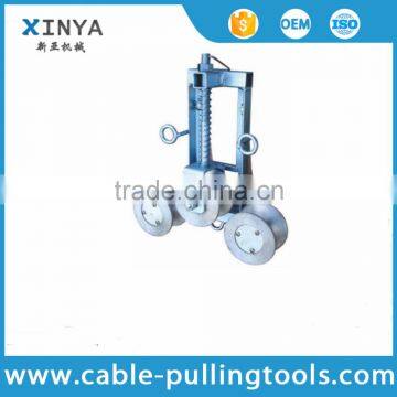 Grounding pulley stringing block for tensioning erect wires