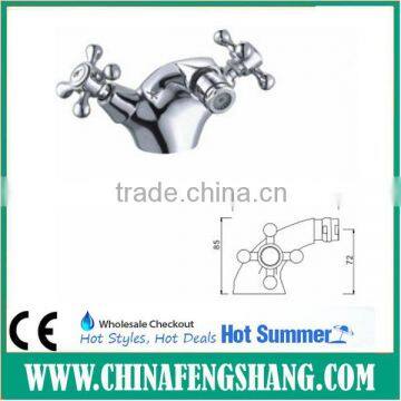 Old fashioned bathtub double handle UK bidet faucet