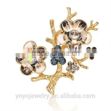 Beautiful gold diamante flower brooch