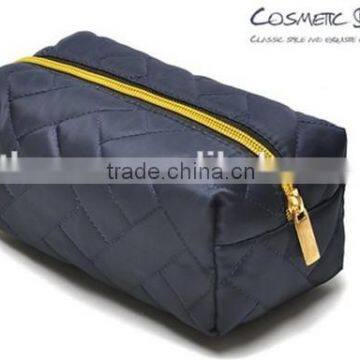 2016 Fashion Satin Quilting Toiletry Bag With Gold Zip for Man photo-4