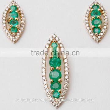 Vertical Emerald Design Pendant Set With Leaf Pattern and Diamond Surrounding