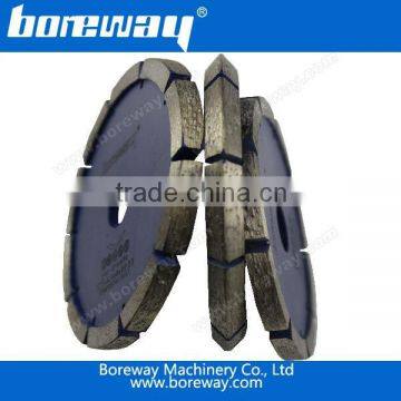 Diamond tuck point circular saw blade with V-shaped segment