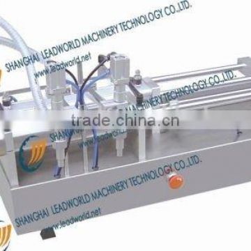 Double-head pneumatic liquid filling machine