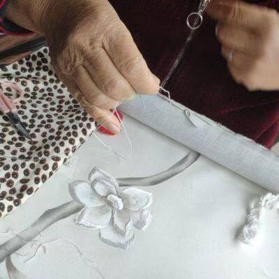 Ручная вышивка на шелковой обоях