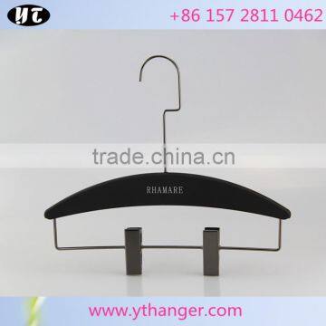 hot sale long hook plastic rubber pants hanger with metal clips