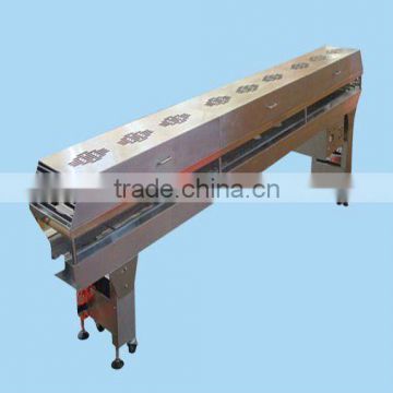 conveyor for conveying foods