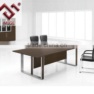 Modern meeting table design