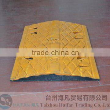 Traffic Reflective Rubber Speed Humps Used on Road/ Black and Yellow Removable Rubber Road Humps for Crossroad photo-3
