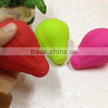 hot sale kitchen tool hand silicone lemon squeezer