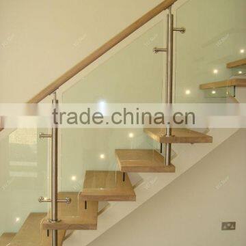 Single stringer staircase with glass railing