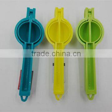 High Quality Plastic Kitchen Garlic Press photo-4