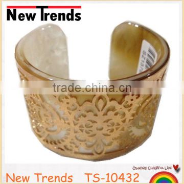 2016 fashion acrylic cuff bracelet with gold surface