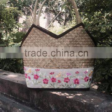 Natural seagrass plant beach bag with flower made in Vietnam