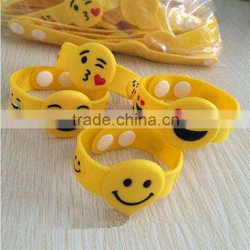 China Factory wholesale customise logo PVC emoji slap bracelet emoji silicon bracelet emoji snap bracelets high quality