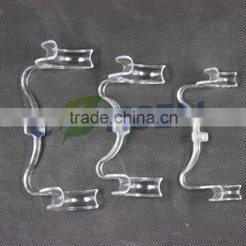 Cheek retractor in the mouth M type