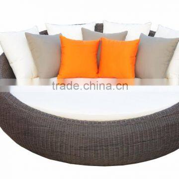Round wicker sun bed