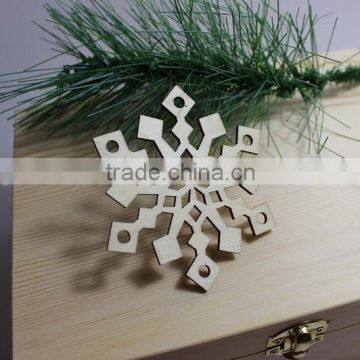 2016 factory Wholesale snowflake shape wooden indoor decoration for christmas