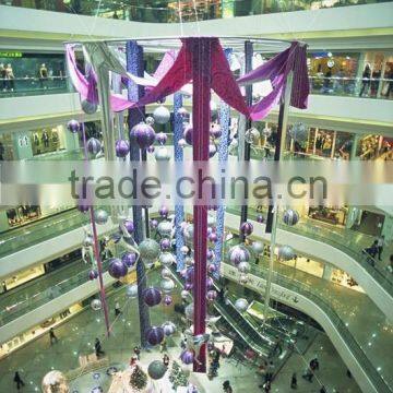 Atrium christmas shopping mall display