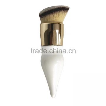 Beautiful pointed handle, flat round hair quick looking finish brush