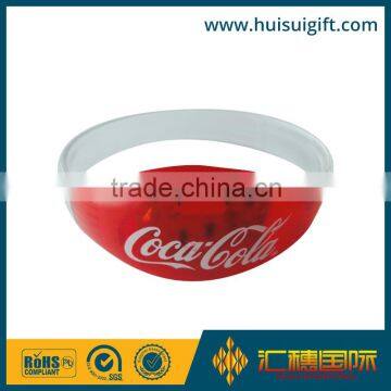 Cheap fashion gleamy custom logo souvenir silicone bracelet