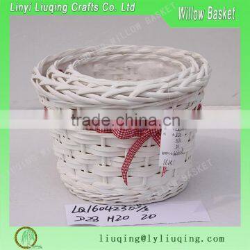 white color small wicker gift basket with plastic liner                        
                                                                                Supplier's Choice