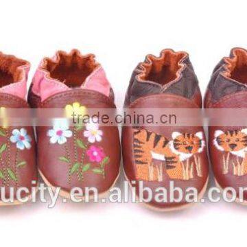 China Baby Leather Shoe With Tiger Embroidered