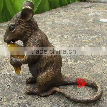 Famous small cartoon mouse statue with cheese for garden decor