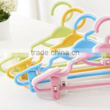 hot sale plastic clothes hanger with clips, high quality