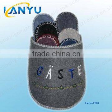 felt guest slippers set with GASTE embroidery