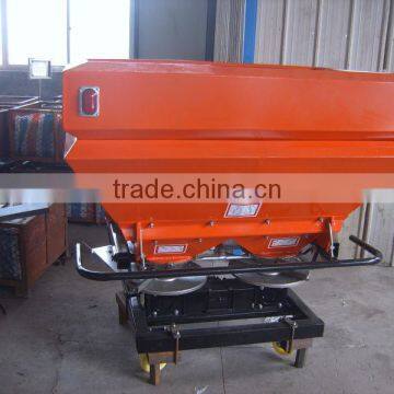 Tractor fertilizer spreader with two disc