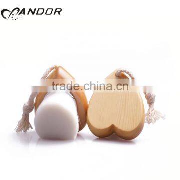 2016 wooden handle hearted shape facial brush