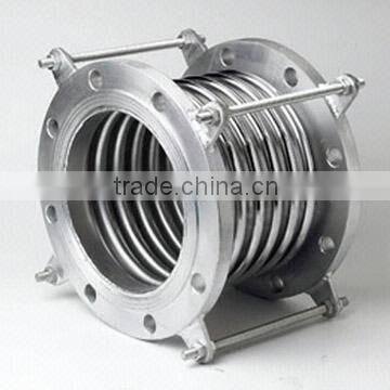 Externally axial metal pipe compensator