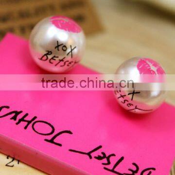 personalized letter and red lip stamped pearl stud earrings,custom logo stamped pearl stud earring jewelry,best promotional gift