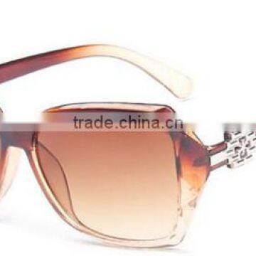 2016 New Design China Wholesale Hot Selling Plastic Frame Fashionable Sunglasses photo-4