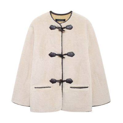 Belted fur-effect coat with pocket design for fall and winter, featuring a loose and warm fit. The coat is decorated with knotted embellishments.