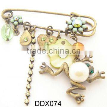 Frog and shell brooch with rhinestone ,brooch in bulk,fancy brooch pin with stone