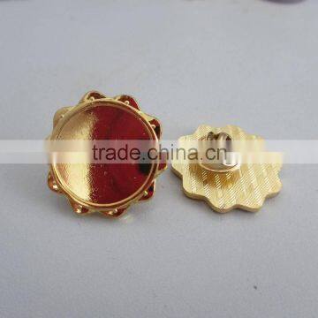 China Made Cute Fleur de Lis Flower Shape Chromed Plated Iron Soft Enamel Pin Badge photo-3