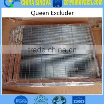 Economic plastic & metal queen excluder use in beehive