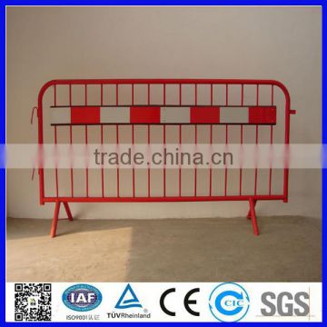 Portable retractable temporary fence for traffice barrier