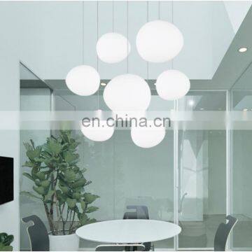 Неправильно-формованная случайно-расположенная круглая люстра с подвесками в виде матовых белых стеклянных пузырьков photo-2