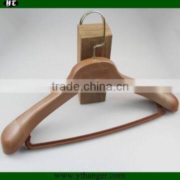 FP-867 Brown plastic coat hanger with velvet bar                        
                                                                                Supplier's Choice