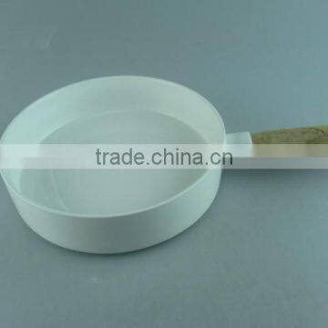 Eco-friendly stocked porcelain white pan with wooden handle